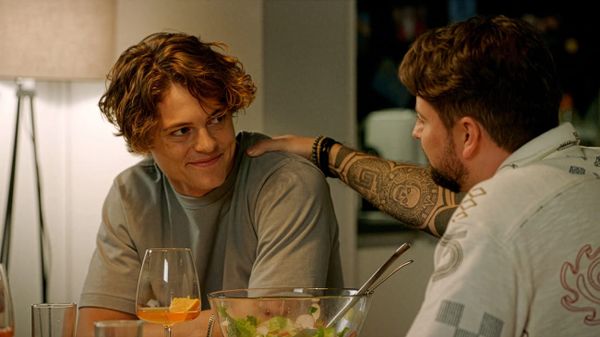 Benni (Julian Krenn, links) und sein Vater John Bachmann (Felix von Jascheroff) am Esstisch