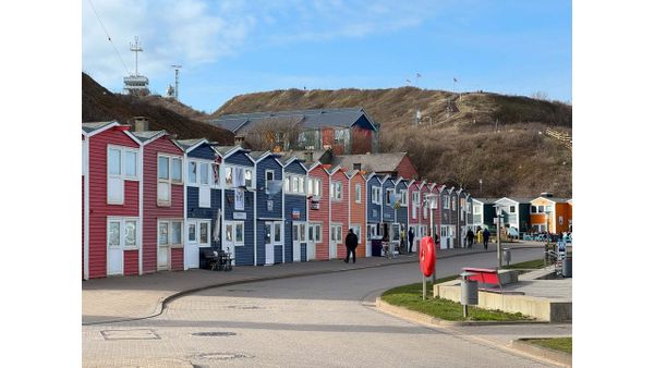 Bunte Holzhäuser an einer Straße auf Helgoland