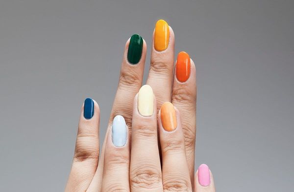 Im Herbst 2026 werden Nagellackfarben nach Lust und Laune miteinander kombiniert.