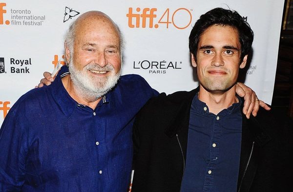 Nick Reiner (r.) mit Rob Reiner im Jahr 2015. Nick wird vorgeworfen, seine Eltern Rob und Michele getötet zu haben.