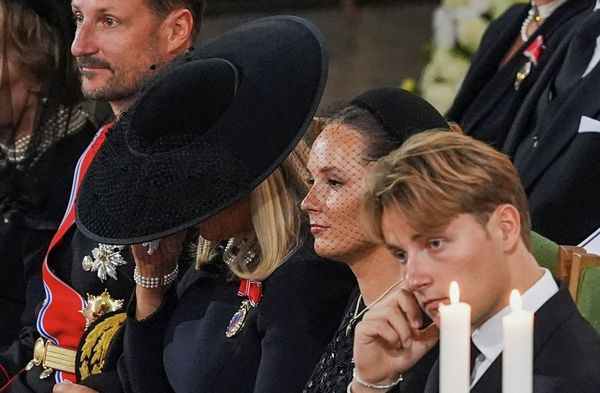 Emotionaler Moment in der Osloer Domkirche: Prinz Sverre Magnus kämpfte mit den Tränen. Neben ihm saß Schwester Ingrid Alexa…