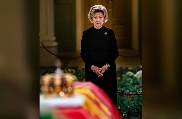 Königin Sonja vor dem Sarg von König Harald.