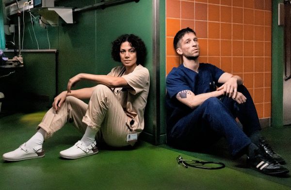 Haley Louise Jones als Dr. Zanna Parker und Slavko Popadić als Dr. Ben Weber in "KRANK Berlin".