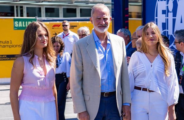 Prinzessin Leonor (l.), König Felipe und Infantin Sofia haben zusammen die Rennstrecke in Madrid besucht.