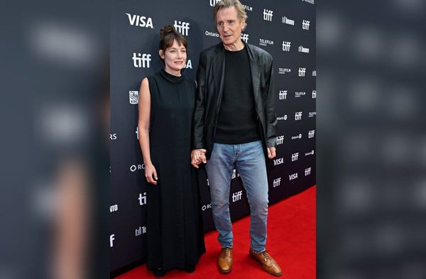 Liam Neeson mit Stella Stocker Hand in Hand in Toronto.