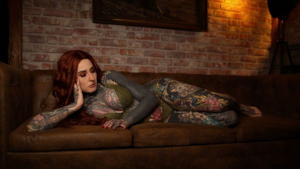 Tattoo-Model Luu auf einem Ledersofa