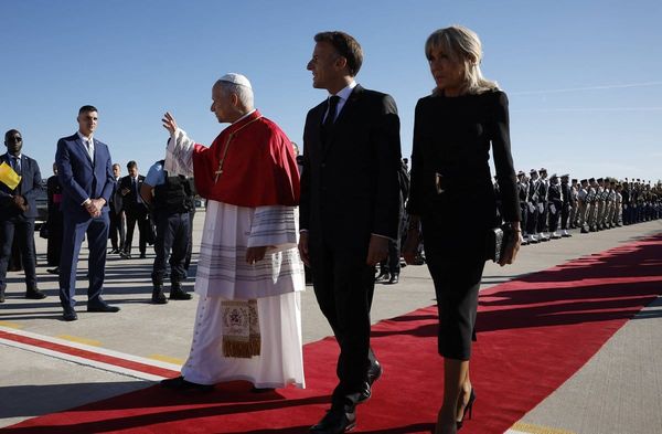 Papst Leo XIV. mit Frankreichs Präsident Emmanuel Macron und dessen Ehefrau Brigitte.