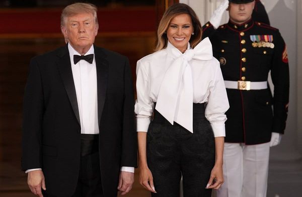 Melania Trump erschien zum Staatsempfang in weißer Bluse und Pfingstrosen-Hose.