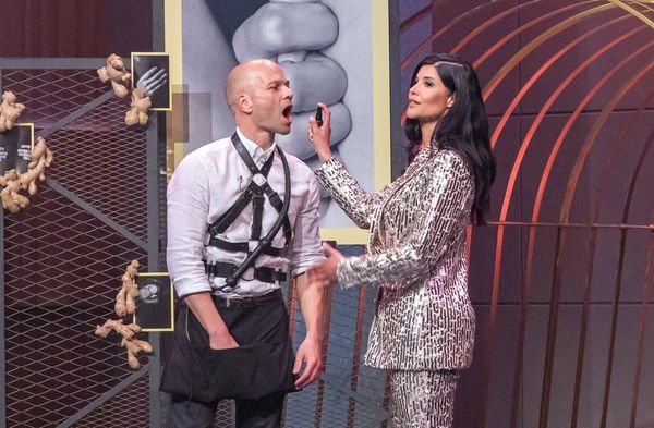 Micaela Schäfer unterstützt Ingwer Sörensen bei seinem Pitch für "Naturally Naughty".