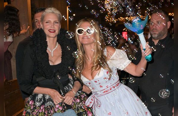 Zwei Supermodels unter sich: Heidi Klum (r.) hatte bei ihrem Wiesn-Bummel Nadja Auermann dabei.