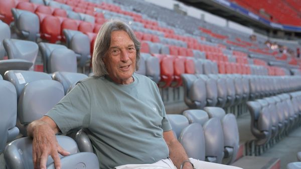 Hans-Wilhelm Müller-Wohlfahrt sitzt auf der Tribüne der Allianz Arena