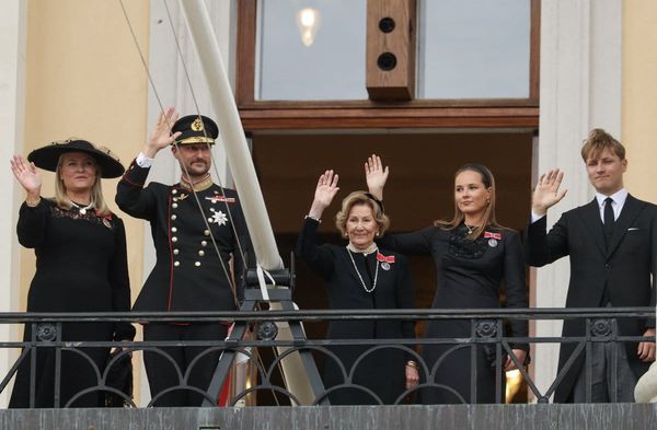 Die Königsfamilie Norwegens auf dem Schlossbalkon.