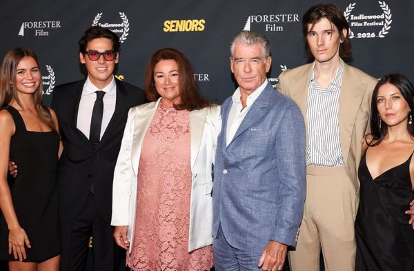 Alex Lee-Aillon, Paris Brosnan, Keely Shaye Smith, Pierce Brosnan, Dylan Brosnan und Avery Wheless bei der Premiere von "Sen…