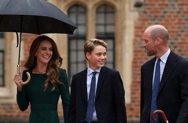 Prinz George (M.) mit Prinzessin Kate und Prinz William an seinem ersten Schultag am Eton College.