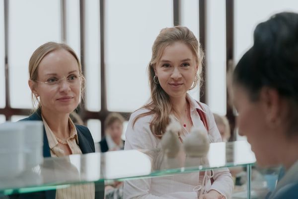 Friederike Kempter und Anna Herrmann in "Nine to Five – Das Amt"