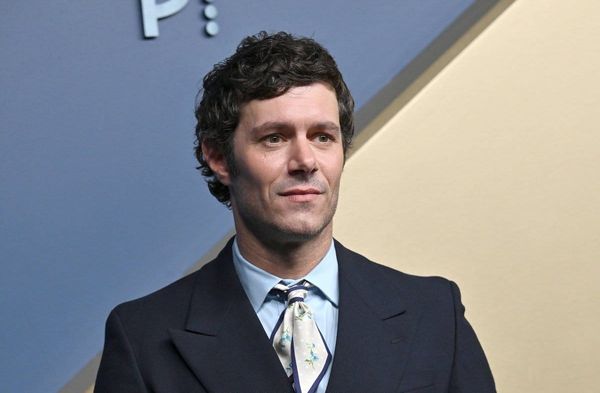 Adam Brody ist ab 22. Oktober in der dritten Staffel der Netflix-Serie "Nobody Wants This" zu sehen.