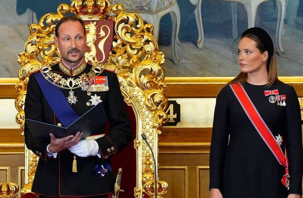 König Haakon und Kronprinzessin Ingrid Alexandra standen gemeinsam vor dem Parlament.