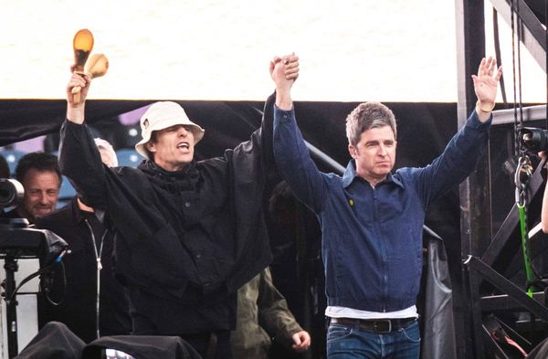 Liam (l.) und Noel Gallagher treten 2027 zweimal in der Münchner Allianz Arena auf.