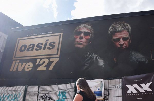 In Großbritannien werben große Plakate für die Oasis-Tour 2027.