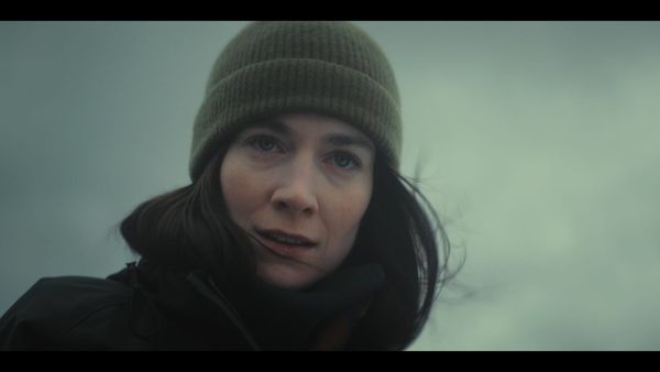 Siobhán Cullen als Elvira in der Serie Obituary