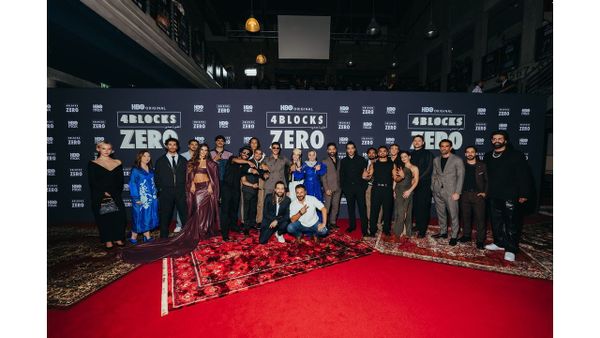 Gruppenfoto auf dem Roten Teppich bei der Weltpremiere von 4 Blocks Zero in der Berliner Kulturbrauerei