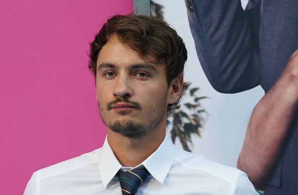 Brandon Thomas Lee und seine Partnerin haben sich verlobt.
