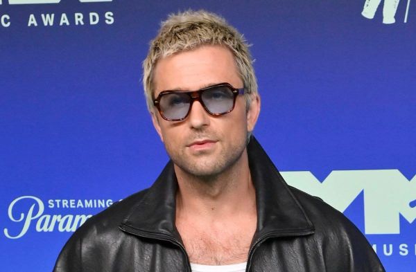 Brandon Sklenar trägt seine Haare nun kürzer und blond. Außerdem hat er sich von seinem Schnurrbart verabschiedet.