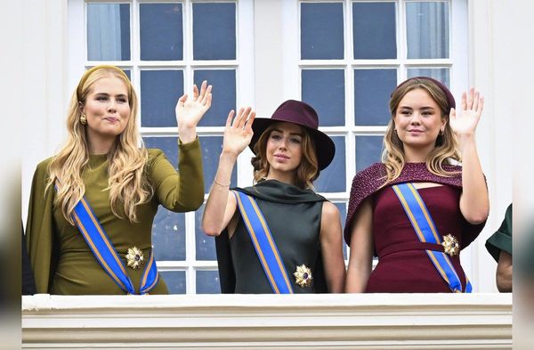 Kronprinzessin Amalia, Prinzessin Alexia und Prinzessin Ariane (v.l.n.r.) auf dem Balkon des Palasts Noordeinde.