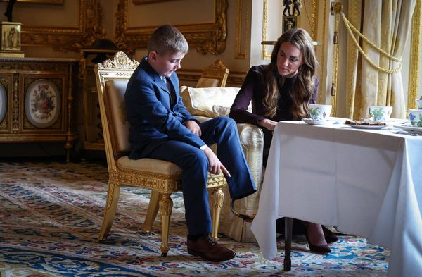Der neunjährige Junge Albie-Junior (l.) kam ohne Wadenbein zur Welt. Dennoch stellte er sich so wie Prinzessin Kate der Thre…