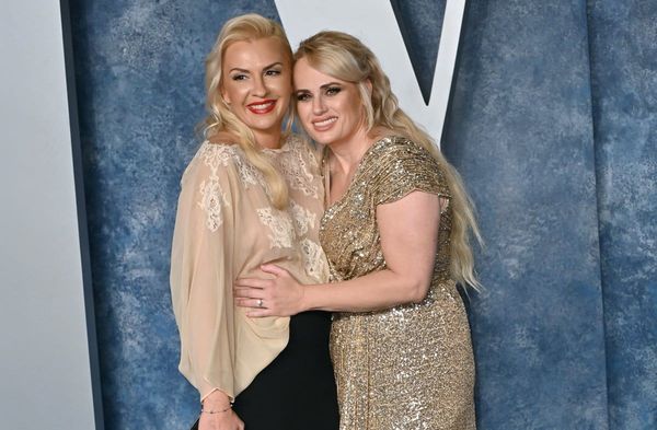 Rebel Wilson und Ramona Agruma auf dem roten Teppich.