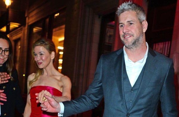 Gehen seit 2021 zusammen durchs Leben: Renée Zellweger und Ant Anstead, hier beim Verlassen der "Bridget Jones: Verrückt nac…