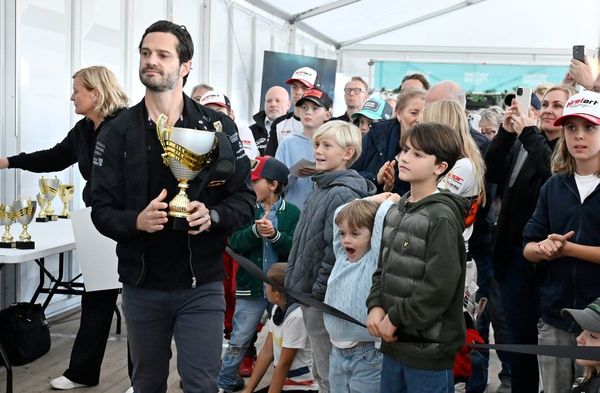 Als Papa Prinz Carl Philip die Preise verlieh, schauten auch Prinz Julian und Prinz Alexander zu (vorne rechts).