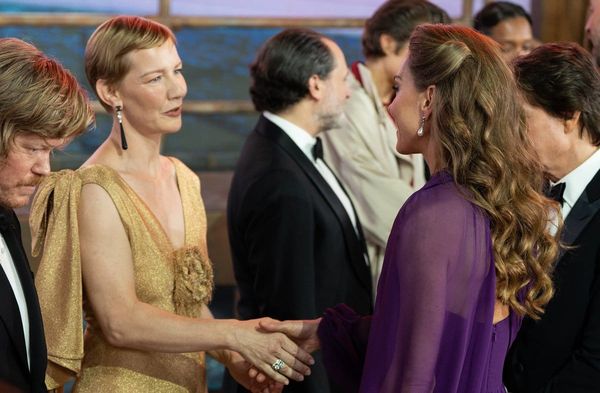 Herzliche Begegnung zwischen Sandra Hüller und Prinzessin Kate bei der "Digger"-Weltpremiere in London.