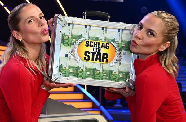 Die "Schlag den Star"-Gewinnerinnen freuen sich über ihren Geldkoffer: Valentina und Cheyenne Pahde.
