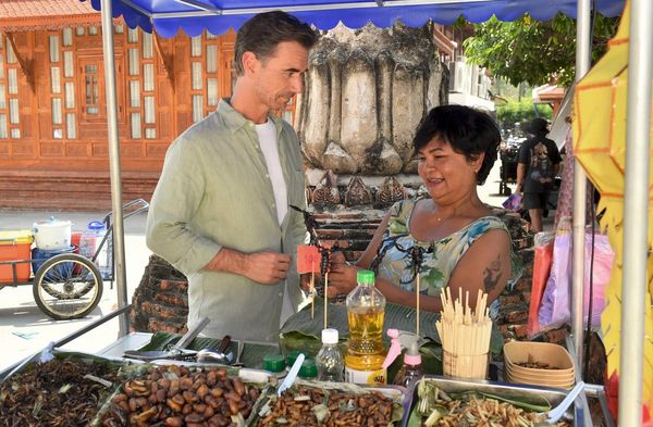 "Das Traumschiff: Bangkok": Auf dem Markt lernt Max Parger (Florian Silbereisen) nicht nur eine deutschsprachige Street-Food…