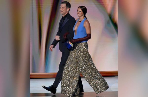 Über das Outfit von Shailene Woodley - hier mit ihrem Kollegen Peter Krause - wird in den sozialen Netzwerken heiß diskutier…