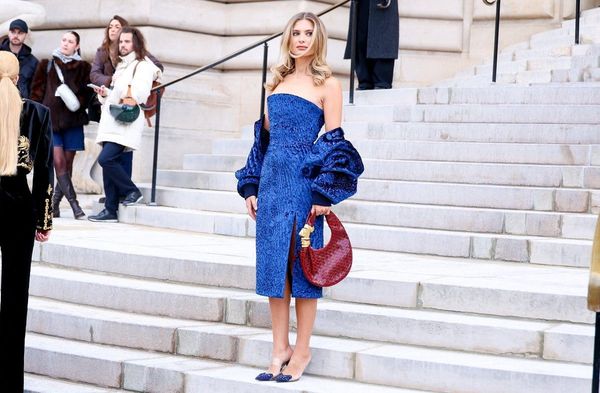Die Influencerin Xenia Adonts in leuchtenden Juwel-Tönen bei der Fashion Week in Paris.
