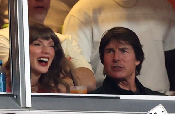 Taylor Swift und Tom Cruise gemeinsam auf der Tribüne.