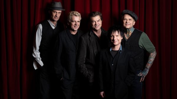 Die fünf Musiker der Toten Hosen vor einem roten Vorhang