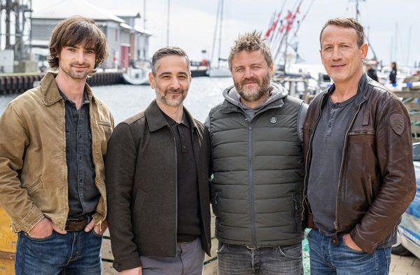 Aaron Hilmer (l.) spielt in "Tatort: Schwere See" den örtlichen Kollegen neben Denis Moschitto (2.v.l.) und Wotan Wilke Möhr…