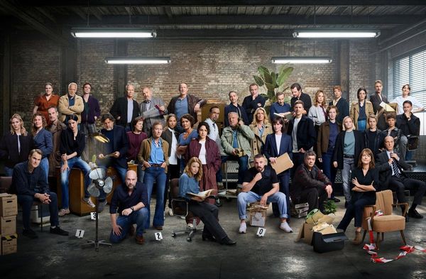 Erstmals sind alle Ermittlerinnen und Ermittler aus "Tatort" und "Polizeiruf 110" auf einem Bild zu sehen, nur Ulrich Tukur …