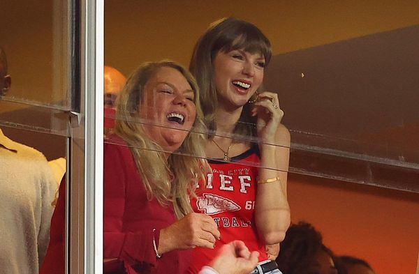 Taylor Swift freut sich mit Mama Andrea über ein gutes Spiel von Travis Kelce.