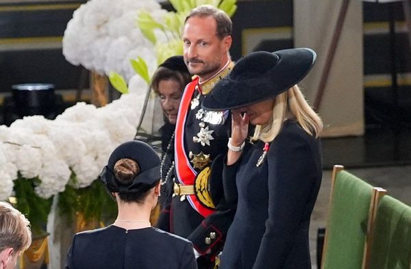 Mette-Marit kämpfte an der Seite von Ehemann Haakon mit den Tränen.