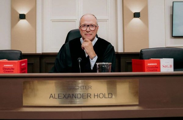 Alexander Hold ist zurück an seinem angestammten Platz. Für neue Folgen von "Richter Alexander Hold" steht er wieder am Rich…