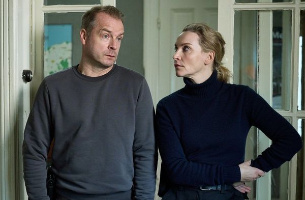 "Nord bei Nordwest: Bei Einbruch Mord": Hauke (Hinnerk Schönemann, l.) und Hannah (Jana Klinge) beraten sich über "gewisse U…