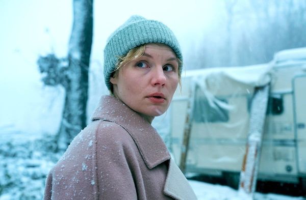 "Wäldern: Das verschwundene Mädchen": Lara (Rosalie Thomass) nähert sich im Waldstück dem Wohnwagen.