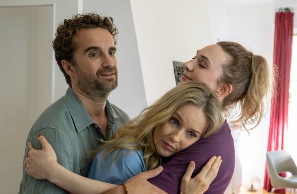 "Die Bachmanns: Gefahr im Verzug": Markus (Oliver Wnuk, l.), Miriam (Stefanie Stappenbeck, M.) und Maja (Hannah Ehrlichmann,…