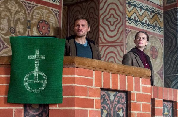 "Die Toten am Meer: Tod eines Pastors": Michael Brandt (Anton Spieker, l.) und Ria Larsen (Marlene Tanczik) in der Kirche de…