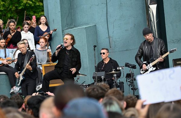 U2 bei dem Konzert an ihrer alten Schule in Dublin.