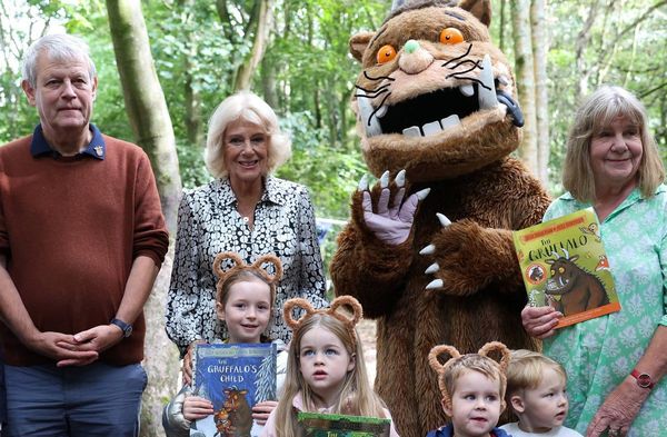 Axel Scheffler, Königin Camilla und Julia Donaldson feiern mit dem Grüffelo.